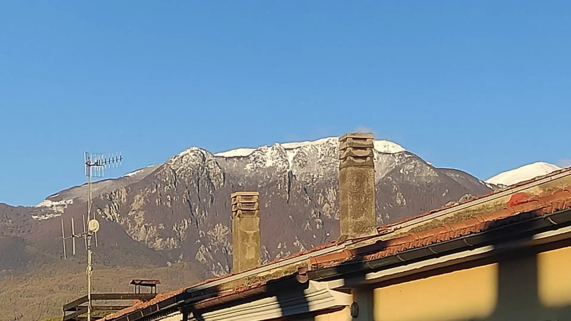 Mainarde imbiancate, al via la stagione invernale nell’Alta Valle del Volturno. La prima neve dell’anno caduta questa notte.